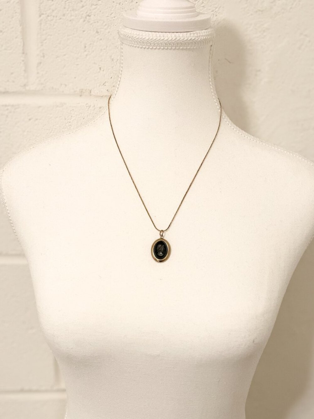 Vintage Sarah Coventry "Midnight Cameo" Intaglio Black Gold Tone Glass Necklace